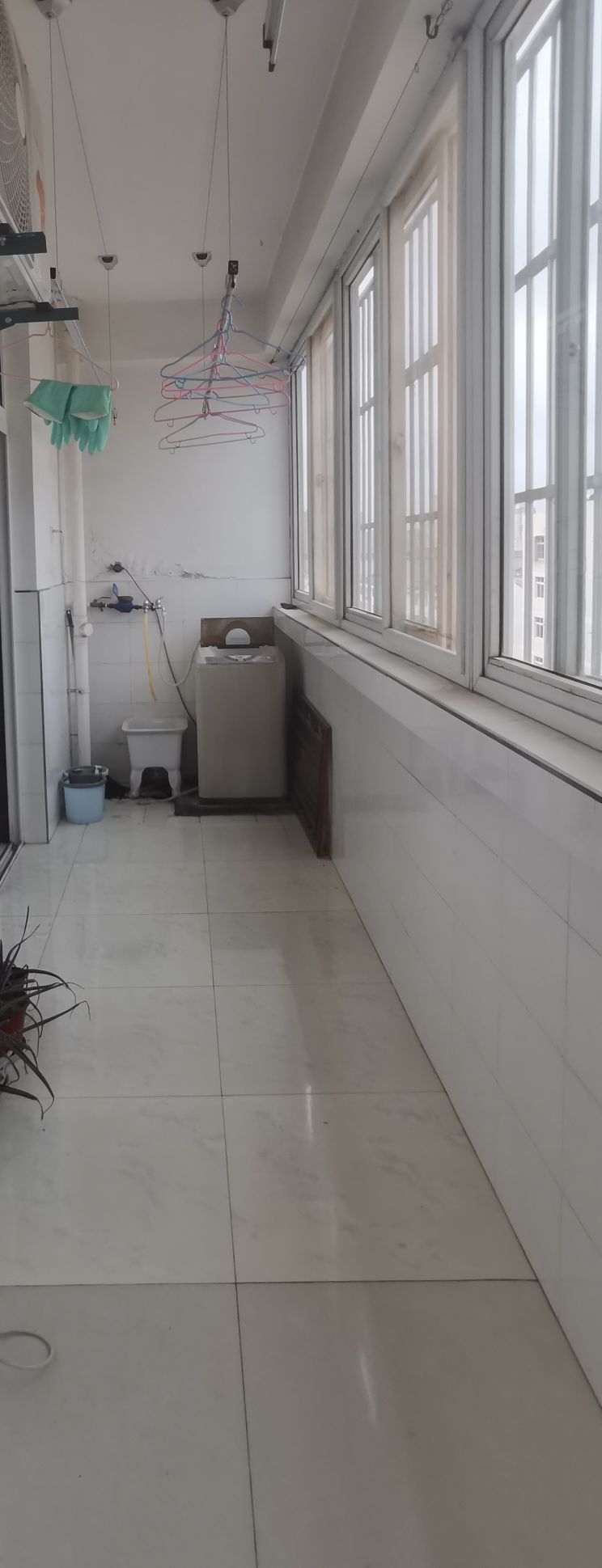 宽敞明亮的大阳台.jpg